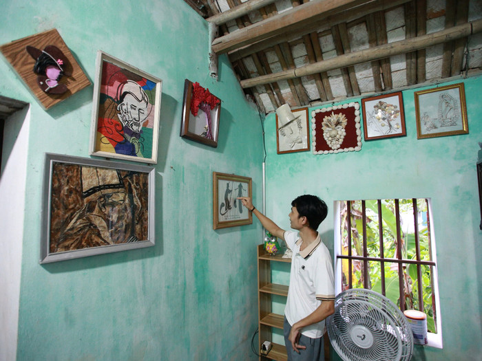 Anh Đinh Đồng Giang bên cạnh những tác phẩm mà anh tâm huyết