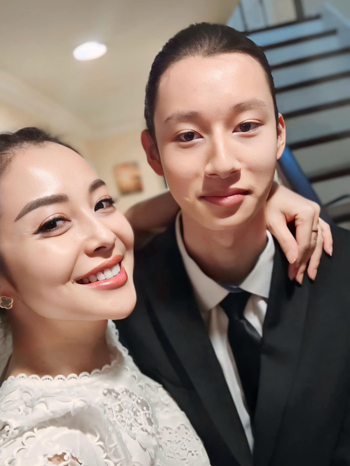 Bảo Nam được mẹ chuẩn bị chu đáo, 'lên đồ' như một quý ông. 