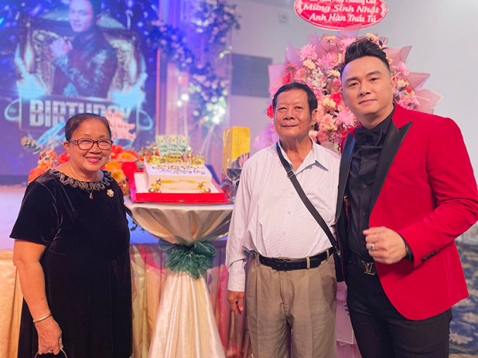 Hàn Thái Tú mời bố mẹ của Vân Quang Long đến dự tiệc sinh nhật, ôn lại kỷ niệm về cố ca sĩ. 