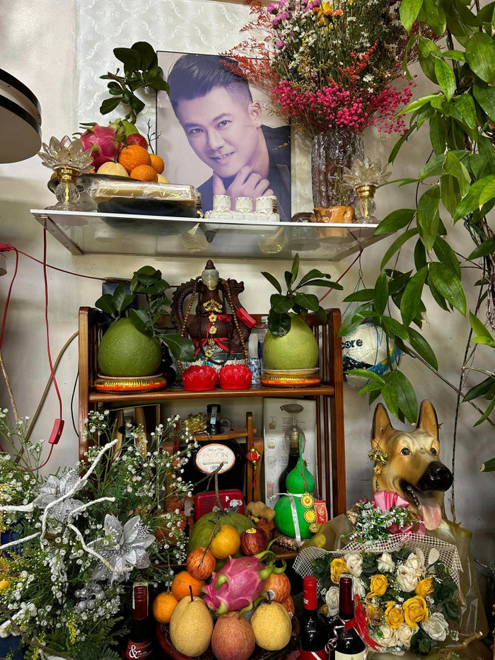 Bàn thờ của cố ca sĩ tại nhà bố mẹ ở Đồng Tháp. 