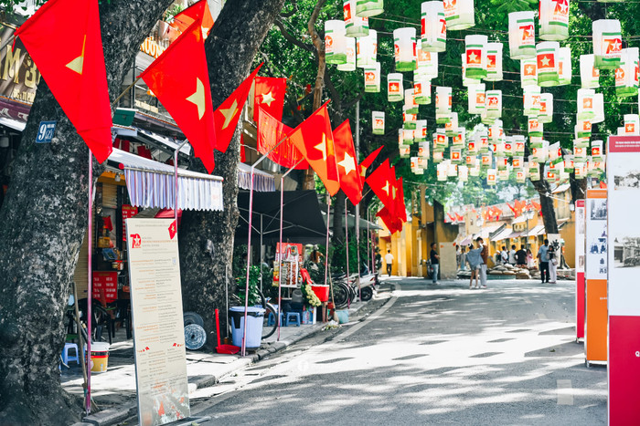 Tại không gian bích họa Phùng Hưng, du khách có dịp tìm hiểu về một số nghề truyền thống, sản phẩm quà tặng du lịch hay các món ẩm thực đặc trưng của Hà Nội.