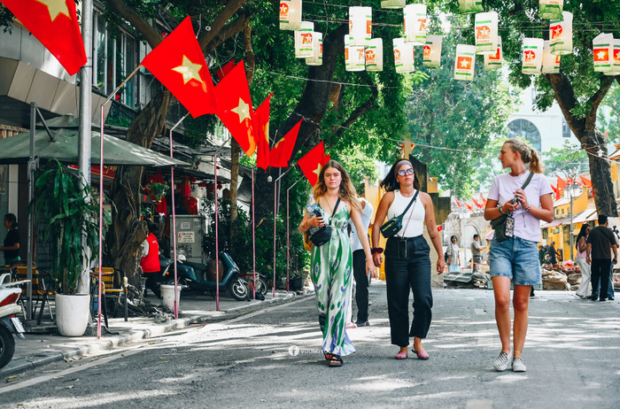 Con phố rộn ràng sắc cờ, thu hút sự quan tâm của du khách cả trong và ngoài nước.