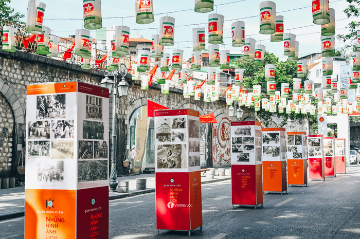 Nằm trong chuỗi sự kiện 70 năm ngày giải phóng Thủ đô Hà Nội (10/10/1954-10/10/2024), chương trình Ký ức Hà Nội – 70 năm diễn ra tại phố Phùng Hưng đang là điểm đến yêu thích của người dân.