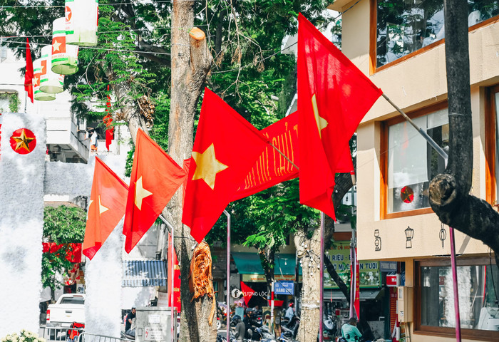 Con phố Phùng Hưng rợp sắc cờ hoa, pano, át phích, băng rôn...nhằm tuyên truyền sâu rộng về ý nghĩa, giá trị lịch sử nhân dịp kỷ niệm 70 năm Ngày Giải phóng Thủ đô.