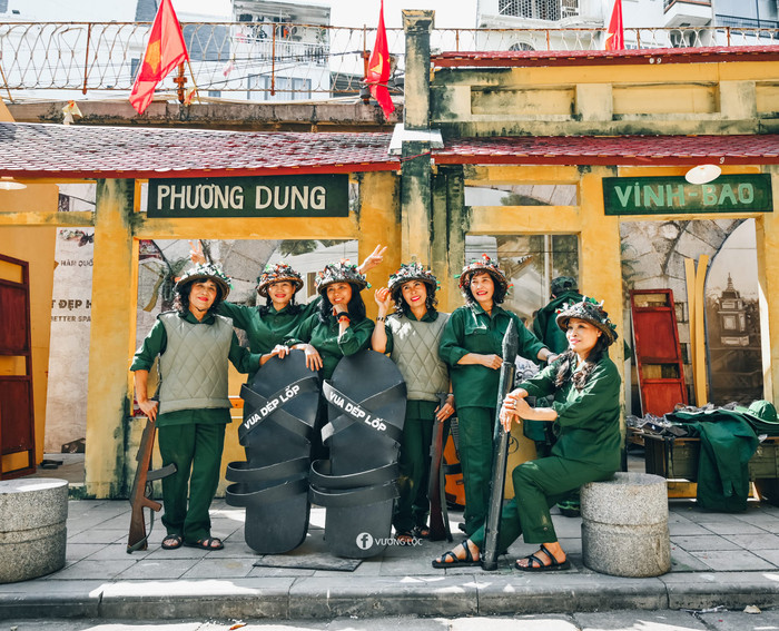 Bên cạnh đó, Ban tổ chức còn dụng công trong việc sắp đặt từ các mô hình nhà cửa, đôi dép cao su cho đến các nghệ sĩ hoá thành chiến sĩ bảo vệ Thủ đô năm nào.