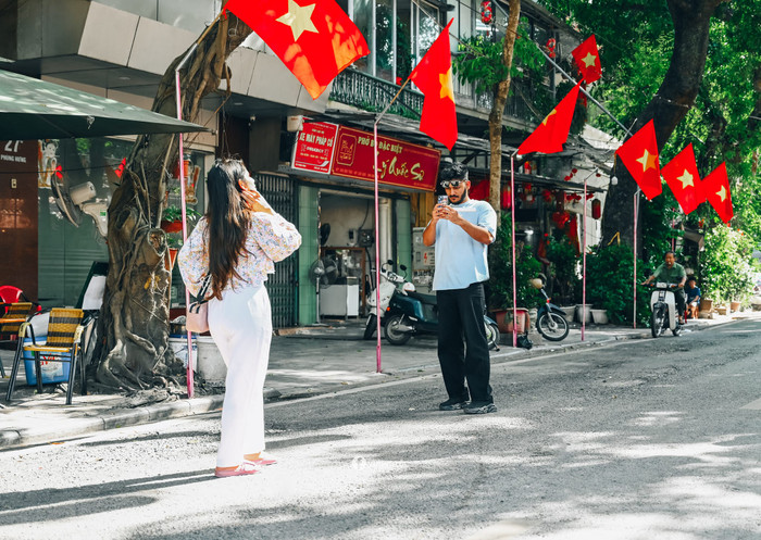 Du khách thích thú chụp ảnh kỷ niệm tại phố Phùng Hưng.
