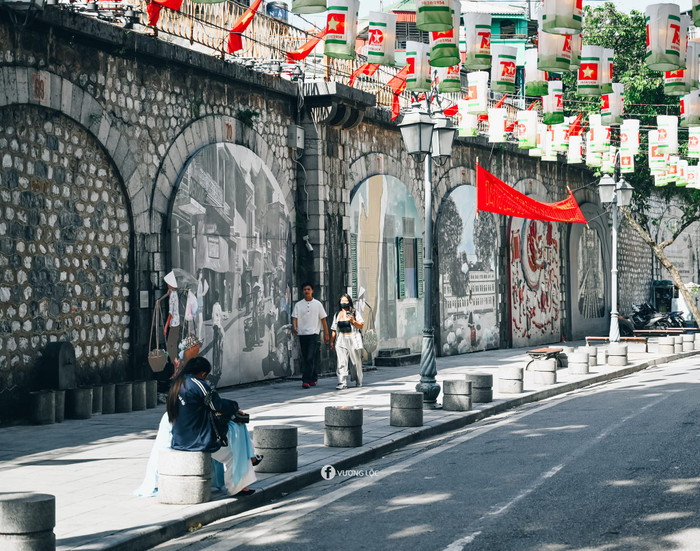 Ngoài những bức bích hoạ vốn có sẵn ở phố Phùng Hưng, ban tổ chức còn sắp đặt thêm những hình ảnh sinh động về đời sống sinh hoạt trong thời chiến.