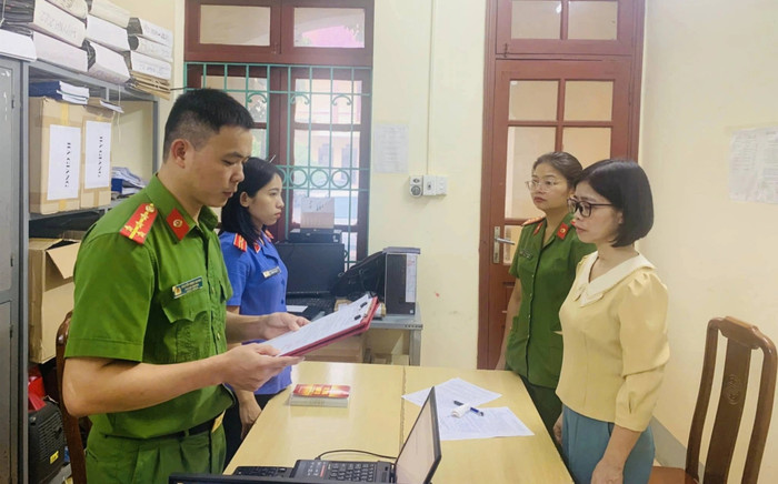 Nữ Hiệu trưởng ở Hà Giang 'bòn rút' tiền ăn của học sinh bị khởi tố Ảnh 2