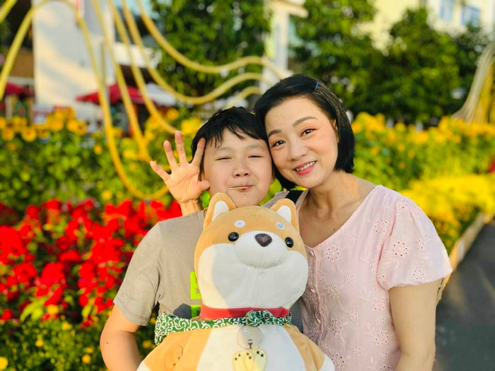 Nữ diễn viên bên cạnh con trai Philly, năm nay 12 tuổi, sở hữu vẻ ngoài điển trai.