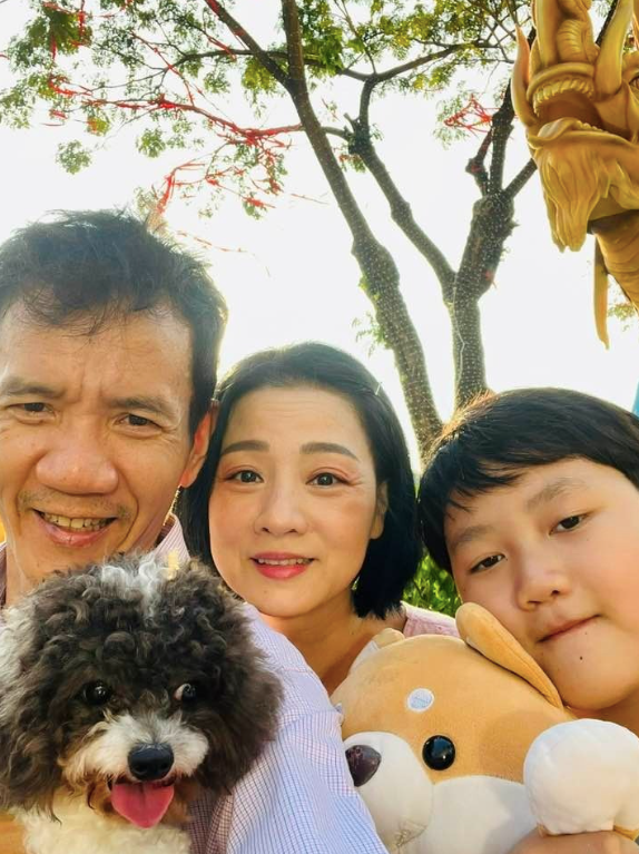 Cuộc sống hôn nhân hạnh phúc, đáng ngưỡng mộ của NSƯT Mỹ Duyên bên chồng và con trai.