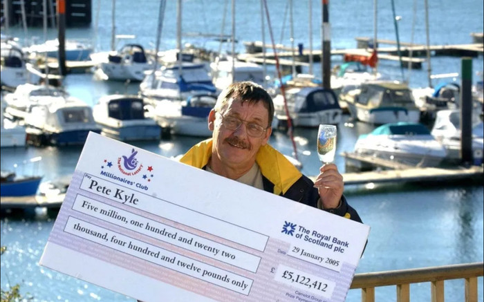 Người đàn ông trúng số 115 tỷ nhưng nhất định không giúp đỡ gia đình Ảnh 2