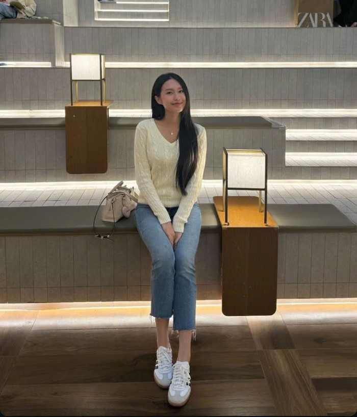 Vợ Đoàn Văn Hậu mang mẫu túi hàng hiệu đến tham quan một thư viện sách lớn tại Hàn Quốc.