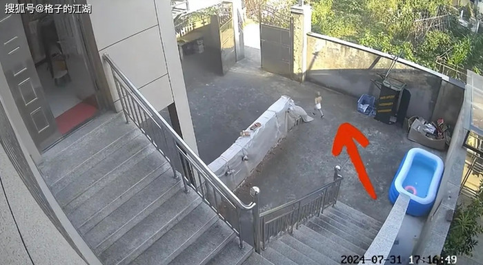 Cháu bé chạy ra cổng, hình ảnh được camera ghi lại.