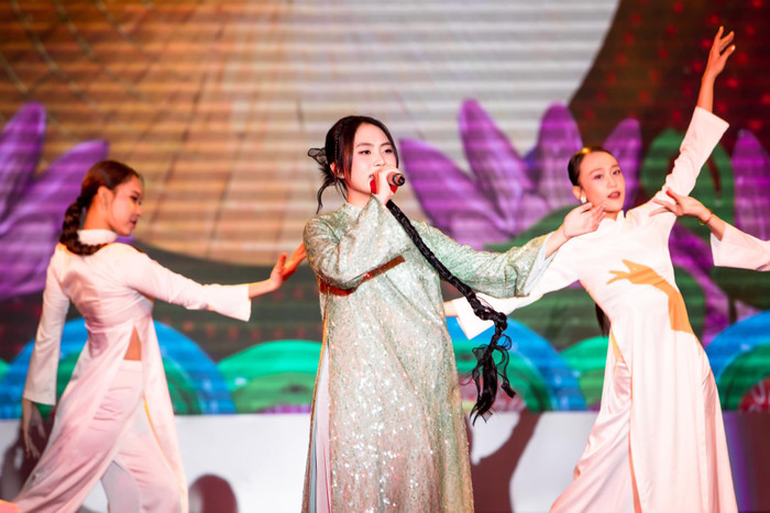 Phương Mỹ Chi lần đầu hát chay ca khúc mới, có hay như thu âm? Ảnh 3