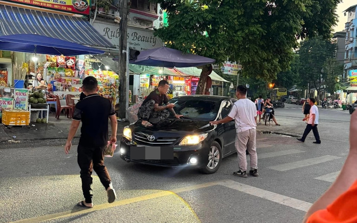 Người đàn ông leo lên nắp capo bắt ghen vợ ngoại tình, gây xôn xao cả khu phố Ảnh 2
