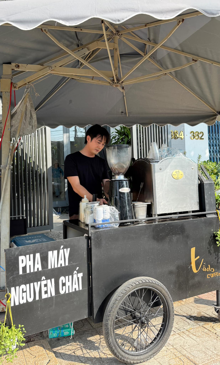 Anh tổng giám đốc từng theo đuổi Quỳnh Kool ở Chúng Ta Của 8 Năm Sau đi bán cà phê dạo