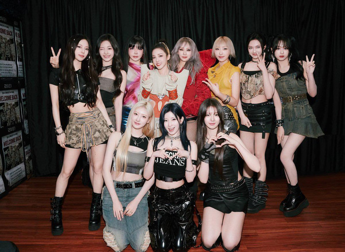 BABYMONSTER chụp ảnh cùng tiền bối 2NE1. 