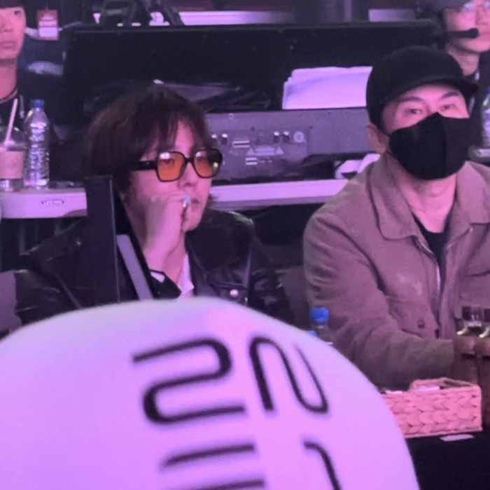 Hình ảnh G-Dragon có mặt trong đêm concert để ủng hộ cho 2NE1.