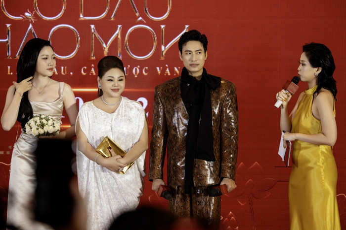 Ngoài đời, không ai nghĩ Kiều Minh Tuấn lại vào vai chồng Lê Giang, ba Uyển Ân.