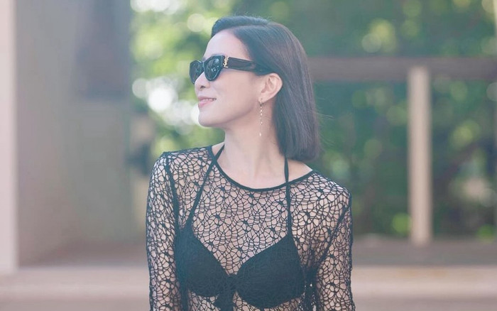 Xa Thi Mạn tự tin khoe sắc vóc ở tuổi 49, chọn độc thân sau những mối tình cay đắng Ảnh 2