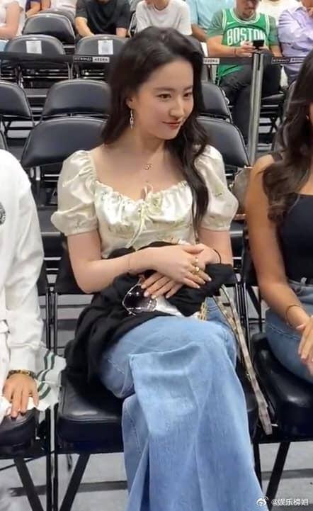 Thậm chí ảnh người qua đường chụp cũng không làm lu mờ nhan sắc thần tiên của cô.