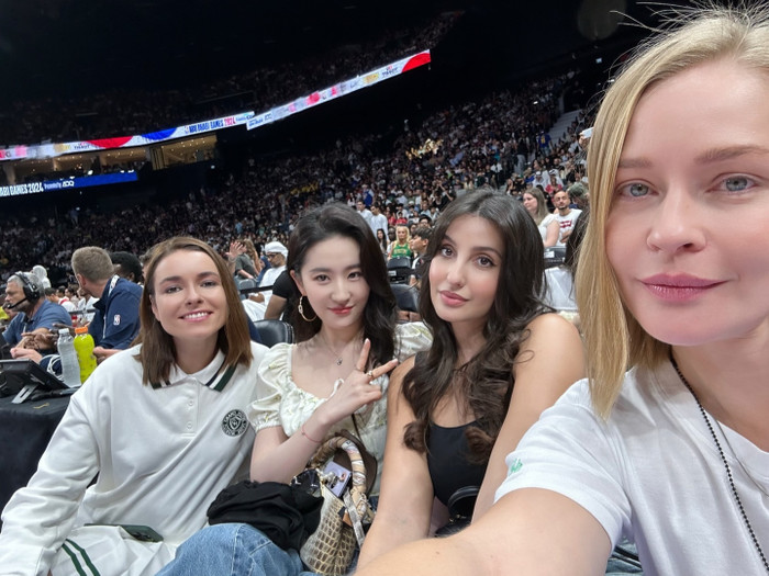 Lưu Diệc Phi đi xem giải đấu NBA cùng bạn.