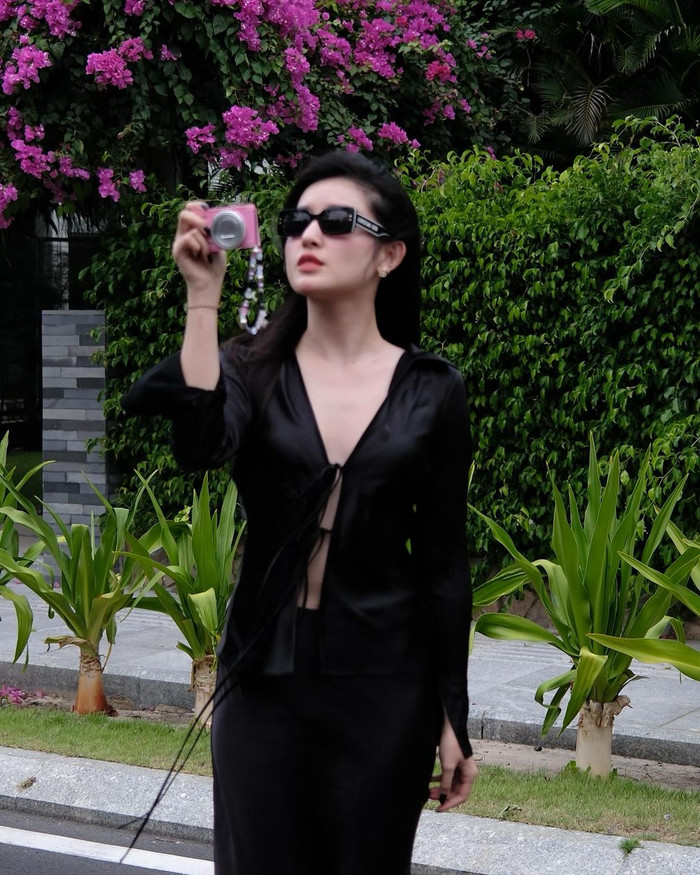 Làn da trắng mịn không tề vết của Á hậu Huyền My được chăm sóc kỹ lưỡng. 