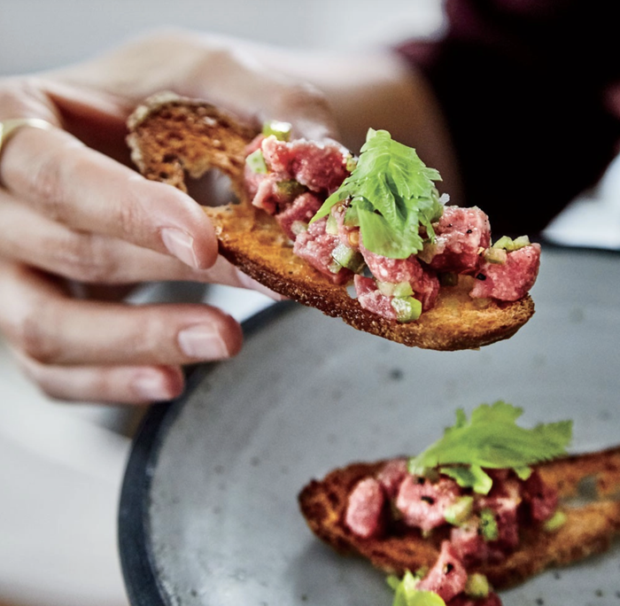 Món ăn từ thịt lợn sống. Ảnh minh họa.