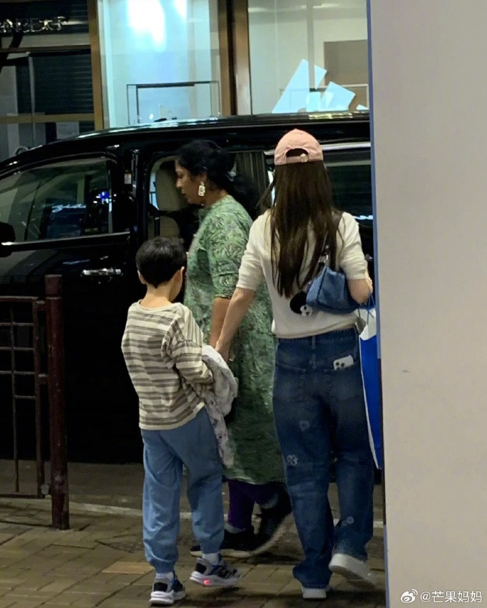 Angelababy cùng con trai Tiểu Hải Miên được bắt gặp đang cùng nhau dạo phố ở Hongkong.