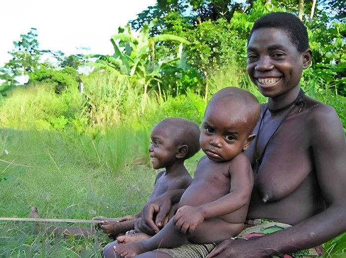 Đàn ông trong bộ tộc Aka có bầu ngực 'khủng' sau thời gian cho con bú.