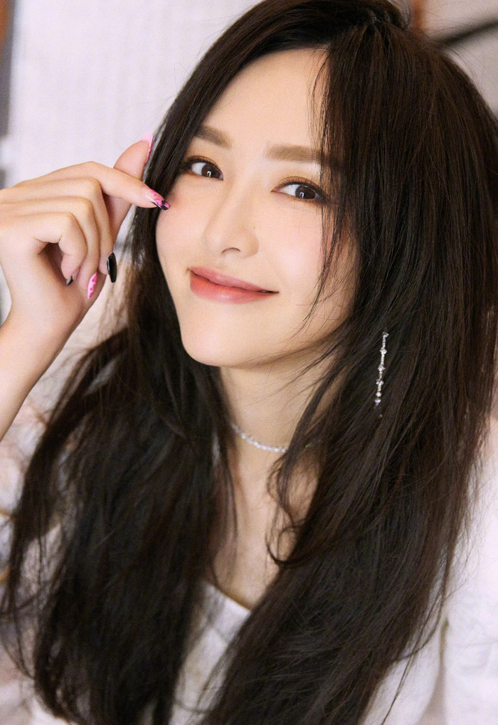 Dù lịch trình bận rộn, Đường Yên luôn dành thời gian để chăm sóc da mỗi ngày. 