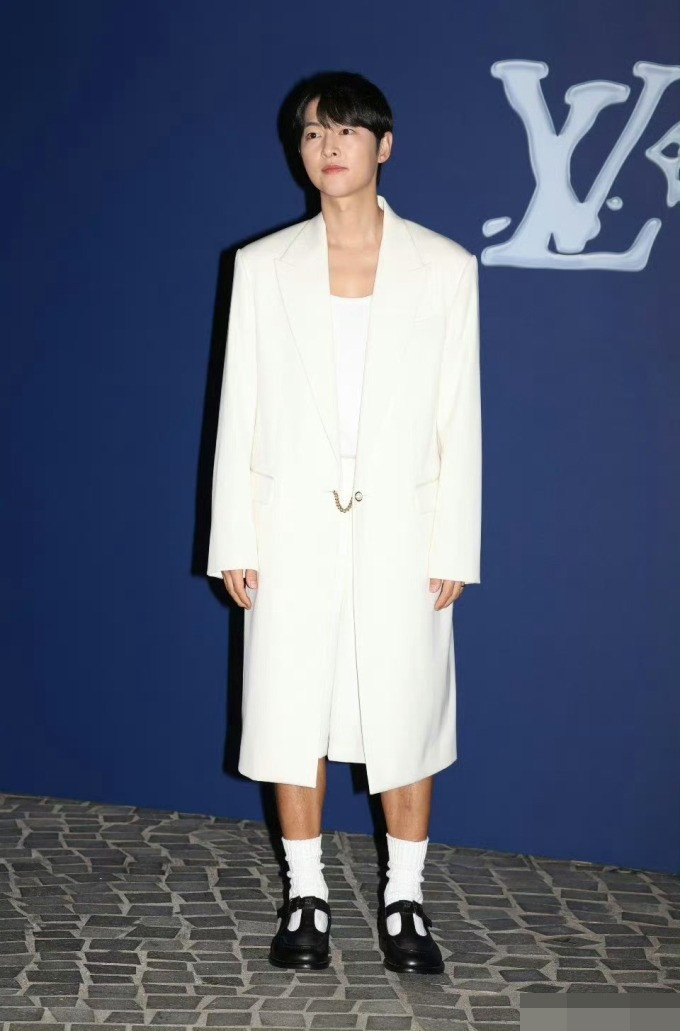 Song Joong Ki gây bất ngờ với bộ trang phục táo bạo và phá cách.