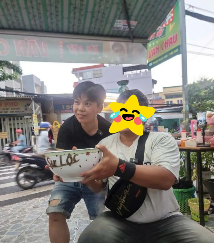 Một người đến ủng hộ quán phá lấu của sao phim Kính Vạn Hoa.