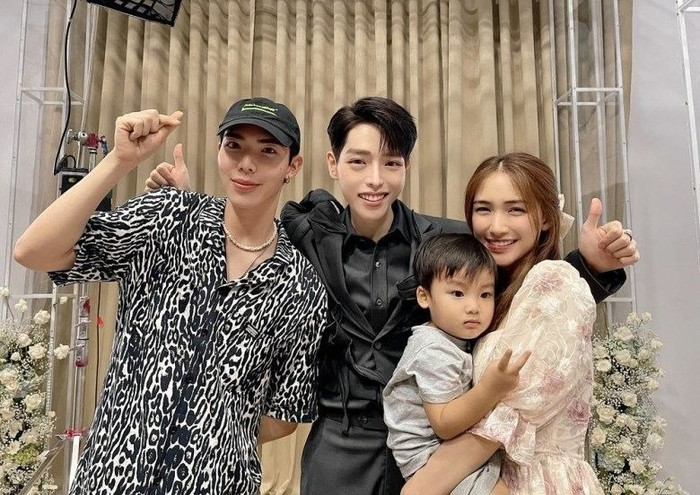 Bộ ba luôn ở bên nhau, chia sẻ niềm vui, nỗi buồn. 