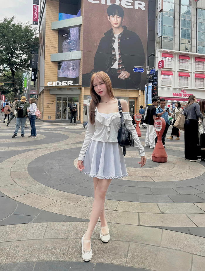 Hòa Minzy đang có chuyến công tác nước ngoài. 