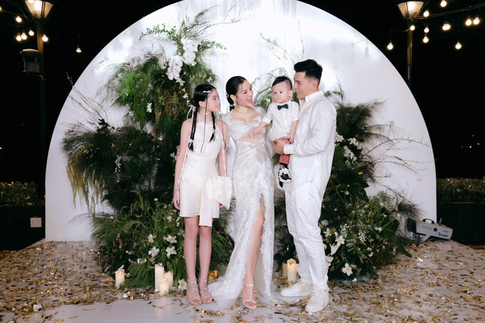 Gia đình hạnh phúc của Phương Trinh Jolie - Lý Bình trong bữa tiệc gần đây. 