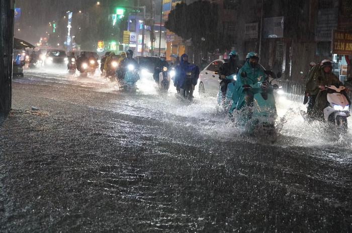 Sau 30 phút, một số con đường ở quận bắt đầu ngập sâu - Ảnh: Báo Thanh Niên