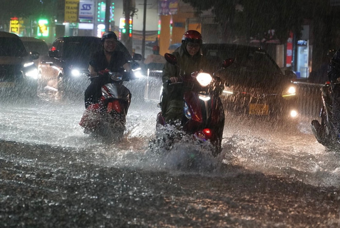 Mưa lớn liên tục gây ngập tại một số tuyến đường tại TP.HCM - Ảnh: Thanh niên