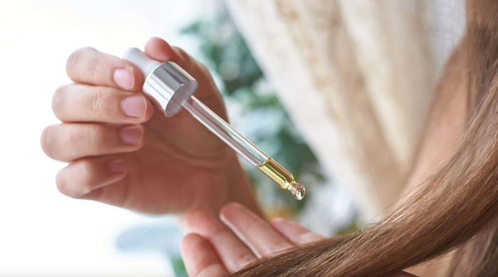 Serum dưỡng tóc cũng là một trong số những sản phẩm giúp cải thiện tình trạng hư tổn.