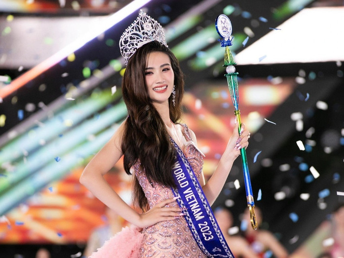 Ý Nhi công khai bạn trai ngay trong đêm đăng quang.