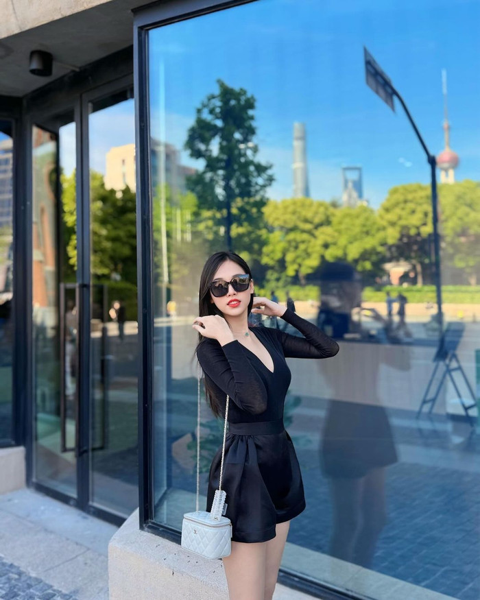 Á hậu Trịnh Thùy Linh dường như phải cho khoảng 80 triệu đồng để sở hữu mẫu túi form dáng trống cơm, mang tông màu trắng thanh lịch, sang trọng. Đây là thiết kế của thương hiệu gắn liền với Jennie (BLACKPINK).