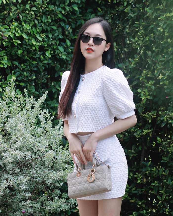 Trong cùng thương hiệu này, Á hậu Trịnh Thùy Linh còn chi khoảng 130 triệu để mua mẫu túi mang form dáng hình chữ nhật nằm ngang, mang tông màu xám nhạt. 