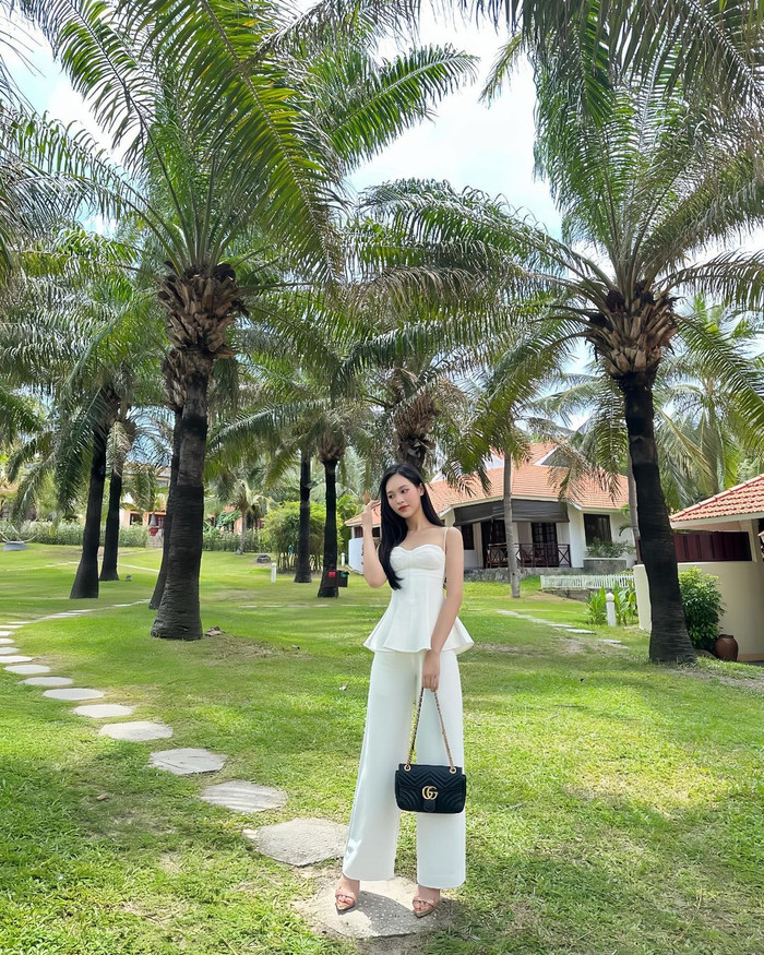 Bộ sưu tập túi xách hàng hiệu của Á hậu Trịnh Thùy Linh còn có sự góp mặt của chiếc túi hình chữ nhật, mang tông màu đen chủ đạo của thương hiệu hàng đầu nước Ý. Cô được cho đã 'xuống' hơn 60 triệu đồng để 'tậu' món phụ kiện thời trang này.