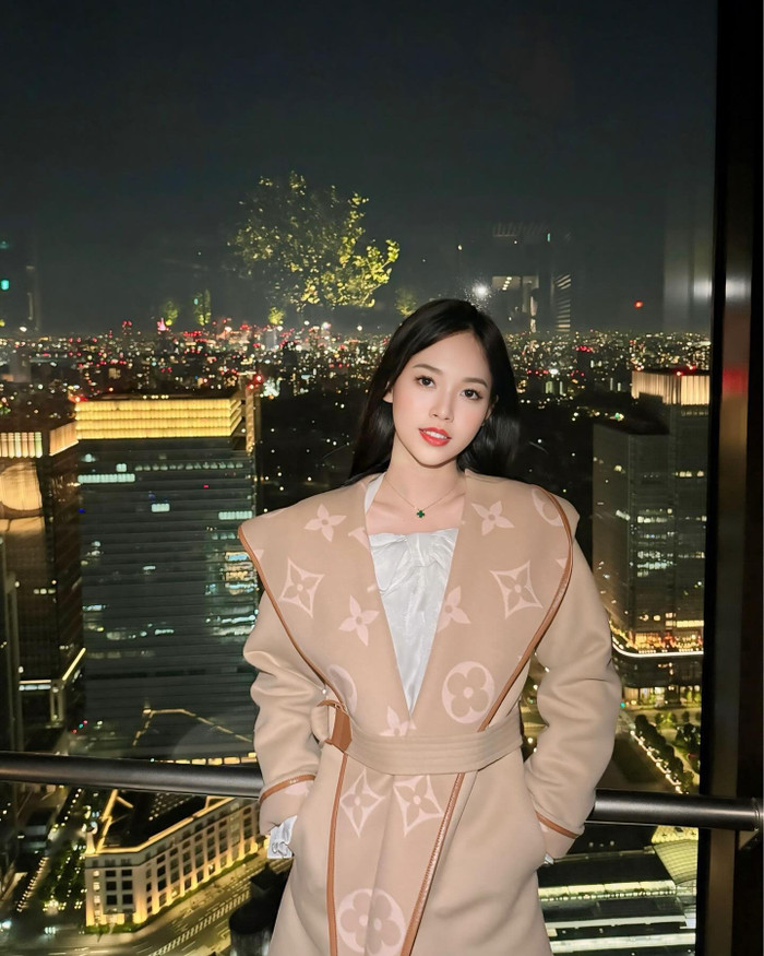 Á hậu Trịnh Thùy Linh từng gây trầm trồ khi khoác lên người mẫu áo dạ dáng dàu, mang tông màu nâu sữa ngọt ngào. Thiết kế này được tạo điểm nhấn bằng hoạ tiết monogram kéo dài trên 2 vạt áo và được bán với mức giá niêm yết khoảng 145 triệu đồng.