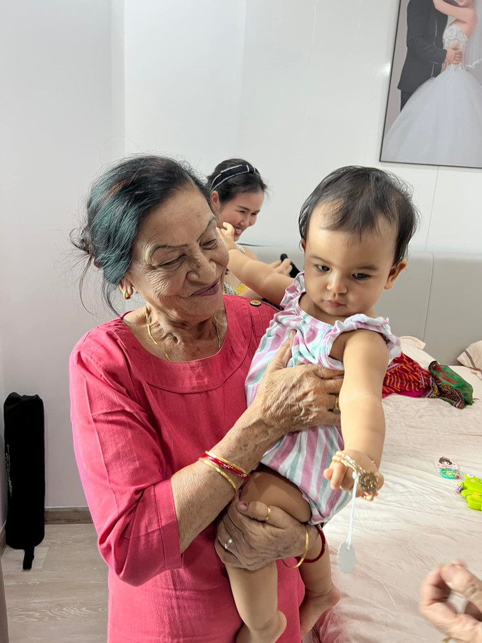Mẹ chồng Võ Hạ Trâm rất cưng cháu.