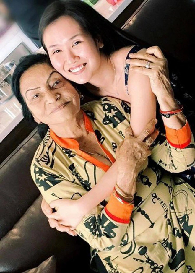 Nữ ca sĩ được mẹ chồng hết lòng yêu thương. 