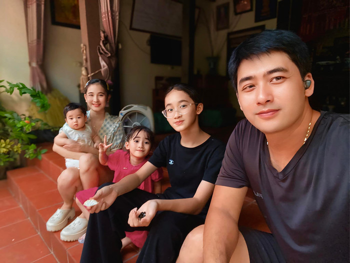 Bà xã Bảo Anh trẻ đẹp đến khó tin