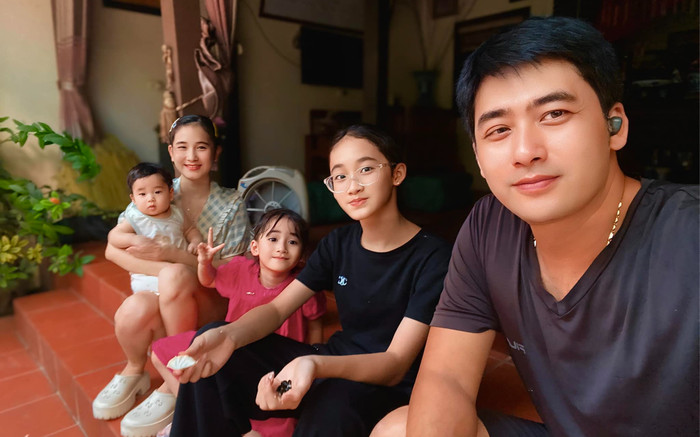 Bà xã Bảo Anh trẻ đẹp đến khó tin dù đã sinh 3, bị nhầm là bạn học của con gái Ảnh 2