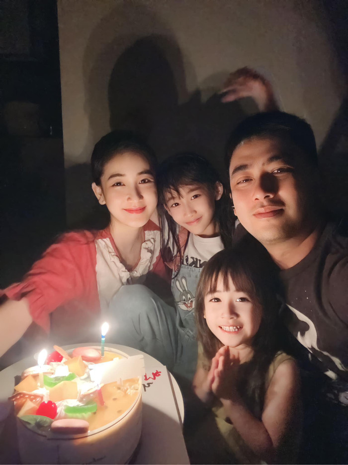 Bà xã Bảo Anh trẻ đẹp đến khó tin dù đã sinh 3, bị nhầm là bạn học của con gái Ảnh 2