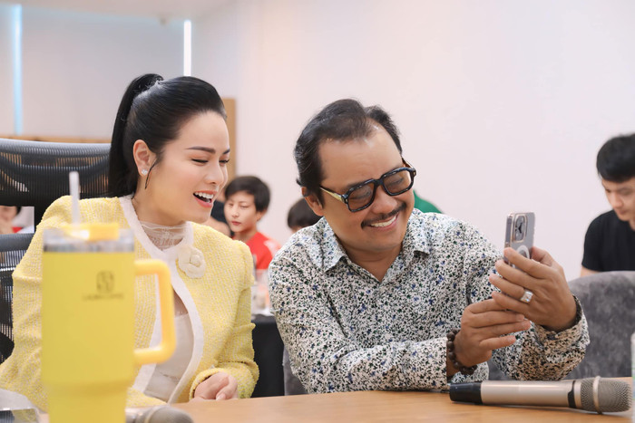 Đạo diễn Nguyễn Phương Điền và Nhật Kim Anh tại buổi casting phim Mẹ Biển.